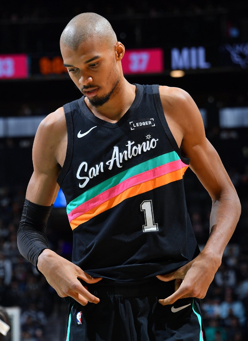 开云体育公司-王者归来取大胜！光头文班22+10完压字母 膝盖被撞后5记三分超准