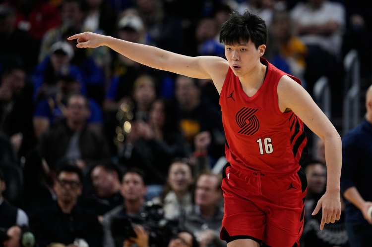 开云团队-防守威慑力！杨瀚森篮下补防造成对手传球失误