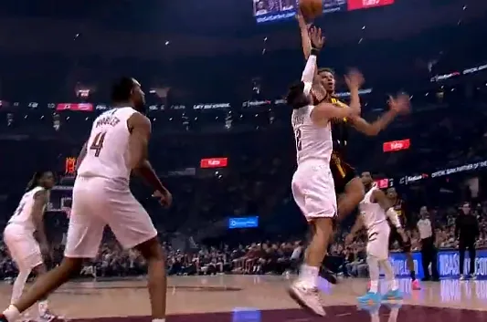 开云官方网站-丹尼尔斯跳步抛投打进，老鹰打出一波17-8追平骑士